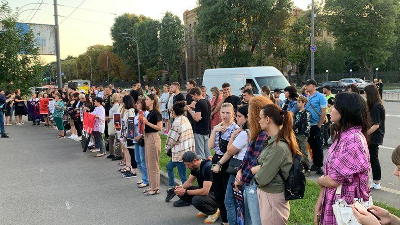 Роковини теракту в Оленівці: біля посольства РФ у Києві пройшла акція