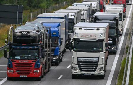 На дорогах столиці через спеку запровадили обмеження на рух вантажівок