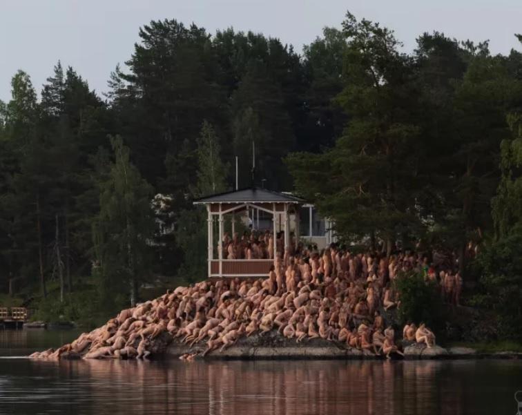 У Фінляндії майже тисяча людей оголилися для інсталяції американського фотохудожника