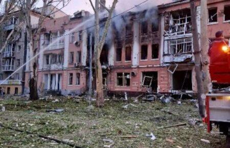 У Миколаєві з-під завалів будинку, в який влучила ракета, дістали тіло жінки