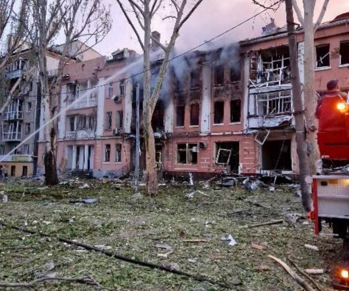 У Миколаєві з-під завалів будинку, в який влучила ракета, дістали тіло жінки