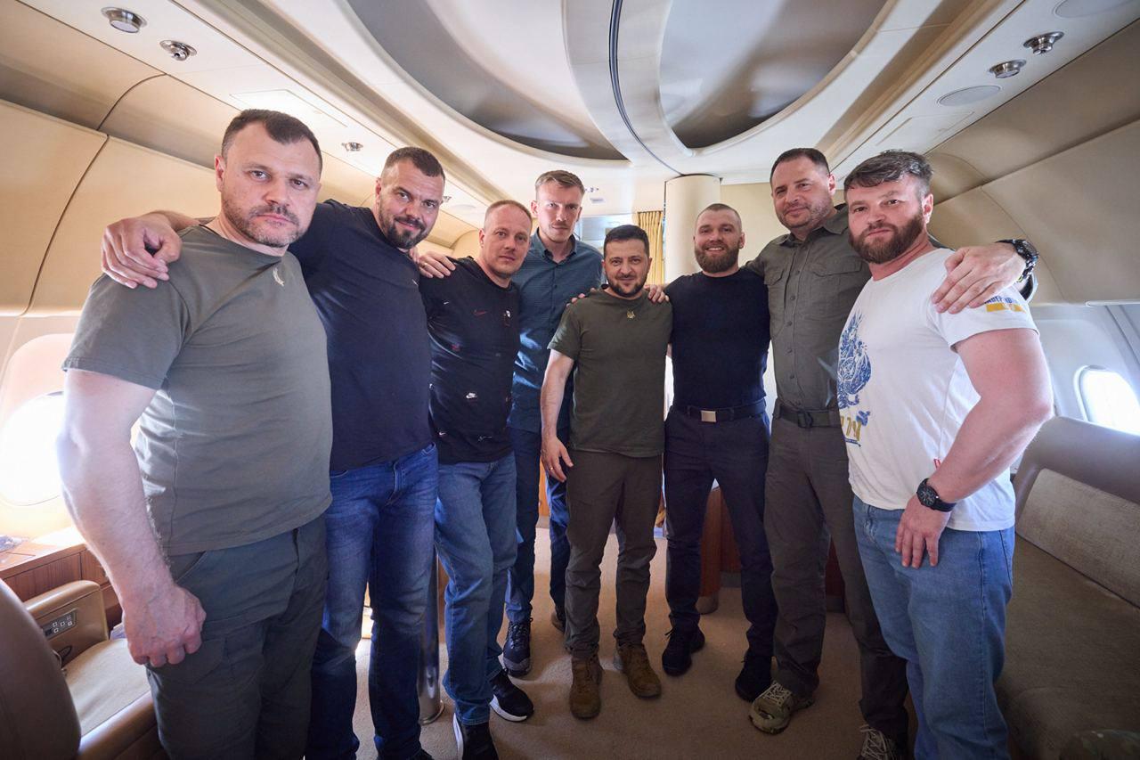 Командири оборони «Азовсталі» повернулися додому з Туреччини