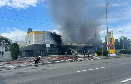 Автівка протаранила колонку: подробиці масштабної пожежі на АЗС у Києві (ВІДЕО)
