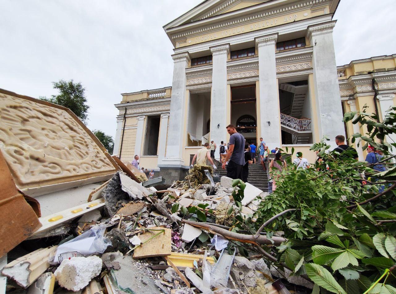 Усі, хто могли, вийшли в Одесі прибирати, допомагати, волонтерити — журналістка про місто після обстрілів