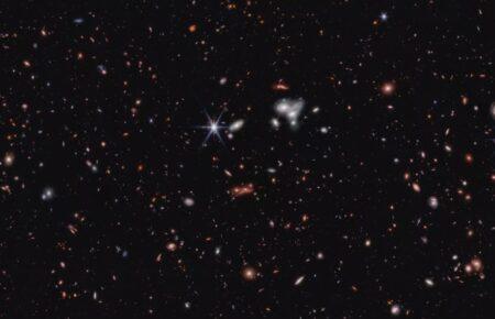 Космічний телескоп «Джеймс Вебб» виявив найвіддаленішу активну надмасивну чорну діру