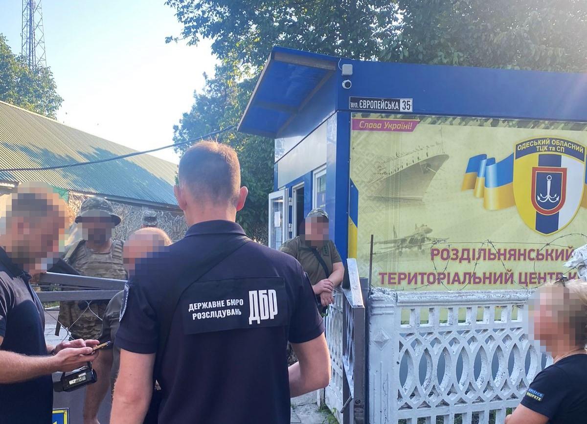 ДБР проводить масові обшуки у військкоматах у трьох областях