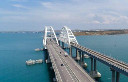 Російські окупанти затоплюють пороми, щоб захистити Кримський міст — ГУР