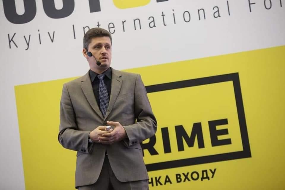 Не здивуюся, якщо президент вийде і скаже: та ніякої заборони після війни на виїзд не буде — політолог