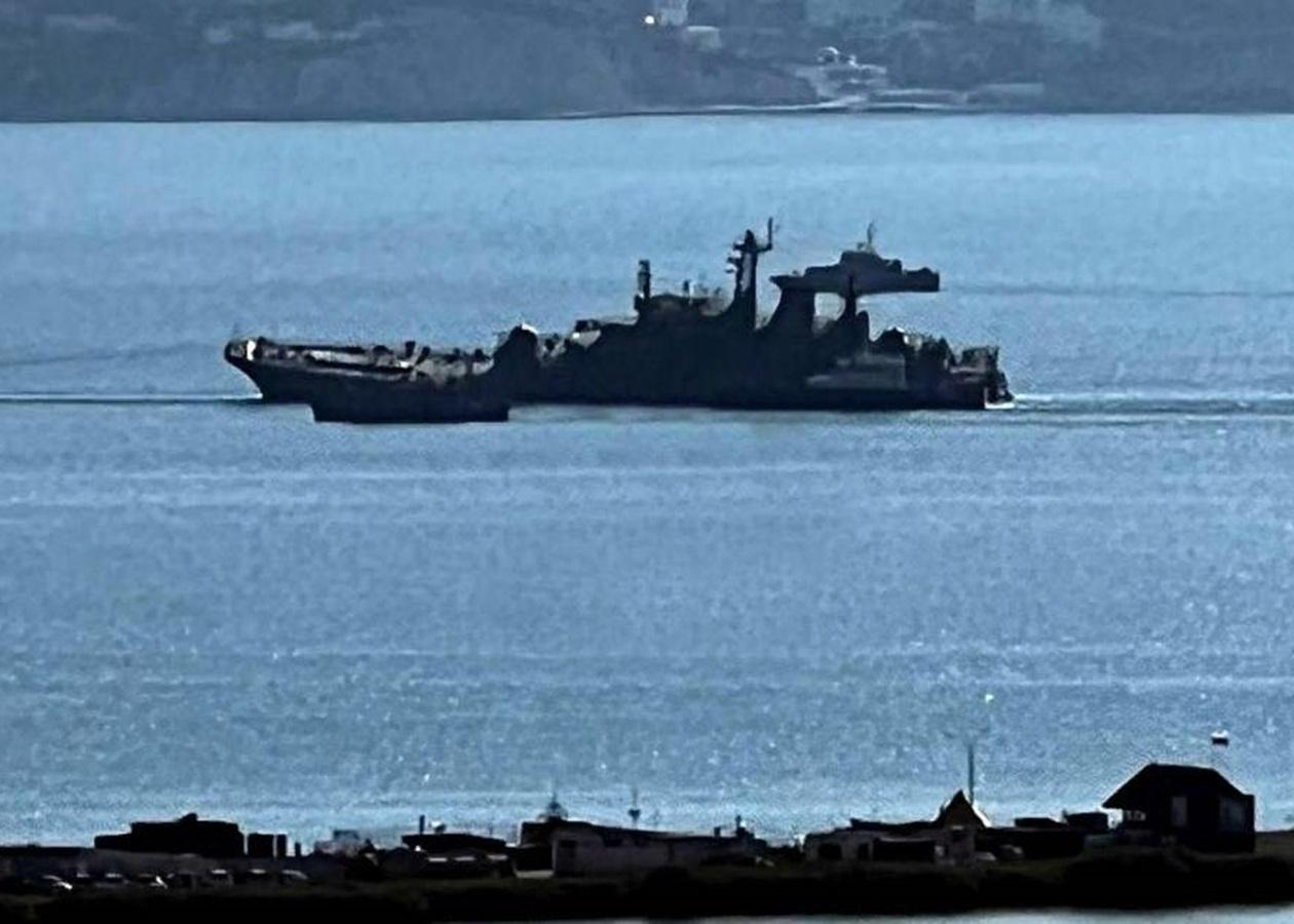 Підбитий російський корабель «Оленегорський горняк» відбуксирували від причалу в Новоросійську