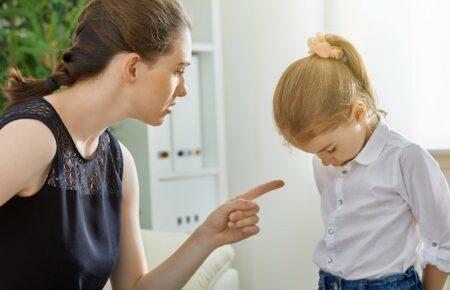 Чи варто сварити дітей за оцінки? Поради психологині