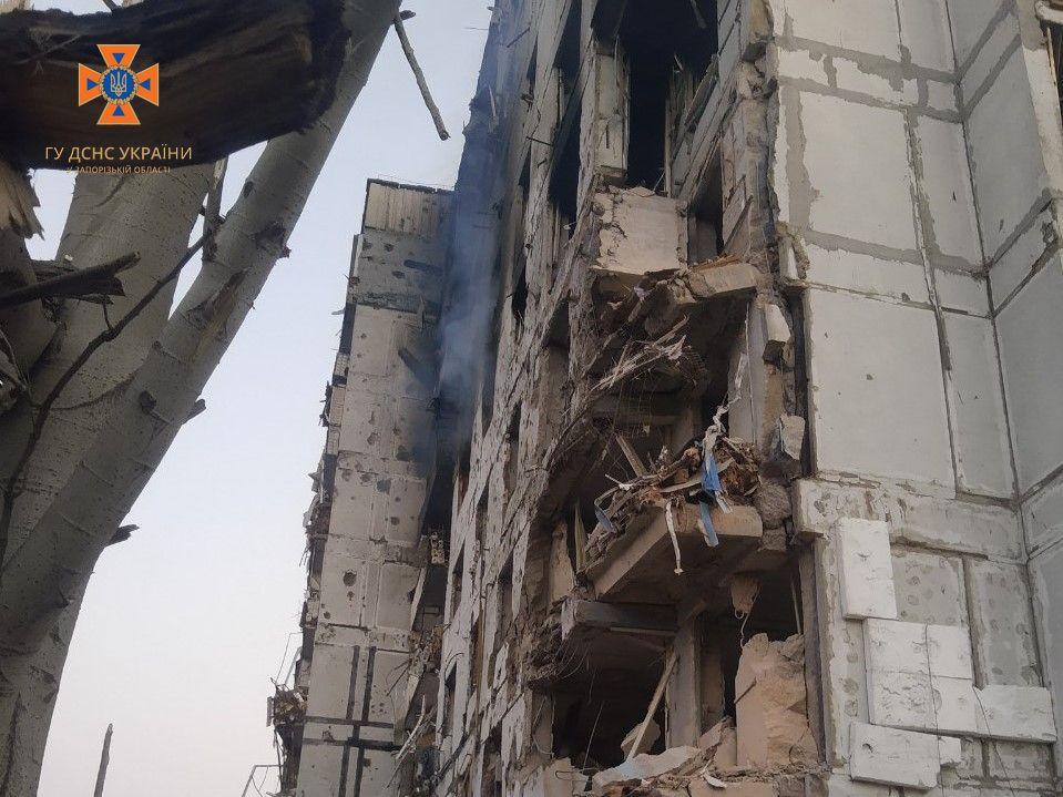 Внаслідок обстрілу росіянами міста Оріхів сталася пожежа у багатоповерхівці