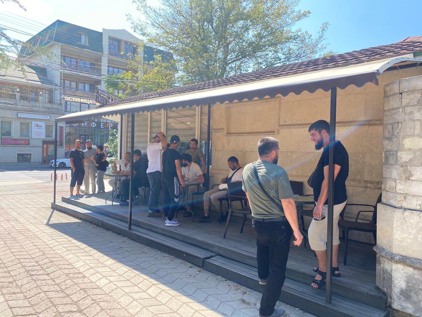 В окупованому Криму біля «суду» росіяни затримують активістів та слухачів