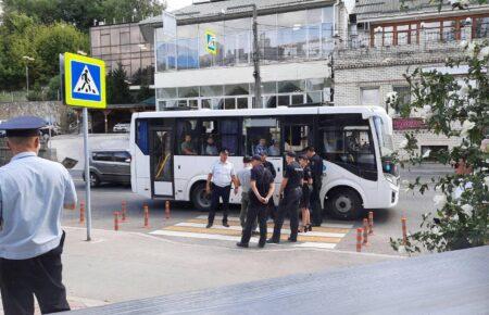 Деяким із затриманих чоловіків в Сімферополі намагаються вручити повістки