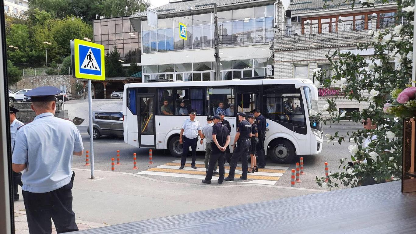Деяким із затриманих чоловіків в Сімферополі намагаються вручити повістки