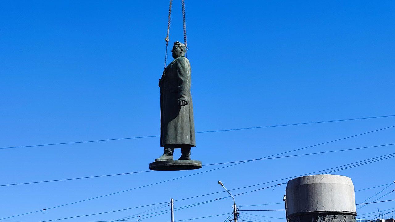 У Полтаві демонтували пам'ятник радянському воєначальнику Зигіну (ФОТО)
