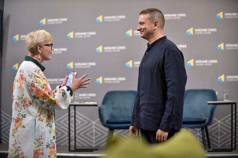 Як правильно вітатися з людиною, яка має протез руки? Пояснює Вадим Свириденко