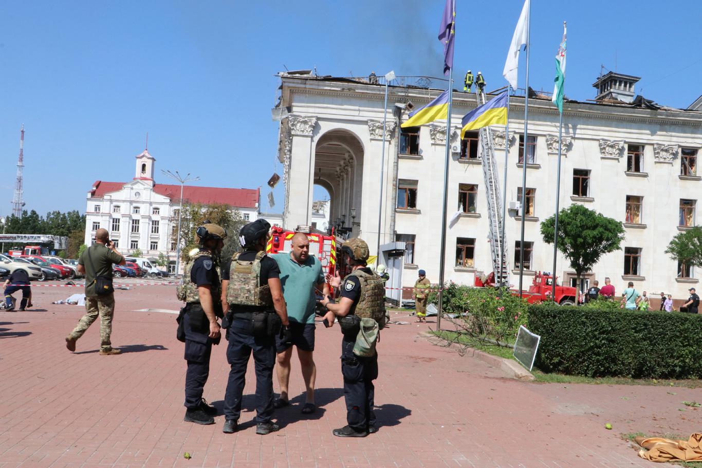 Ракетний удар по Чернігову: двоє постраждалих досі у важкому стані