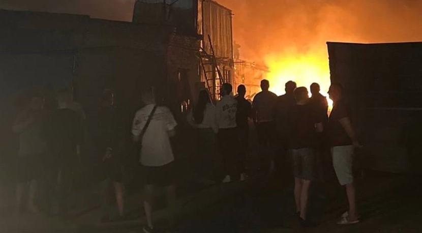 В Домодєдово поблизу Москви після вибухів сталася сильна пожежа (ВІДЕО)