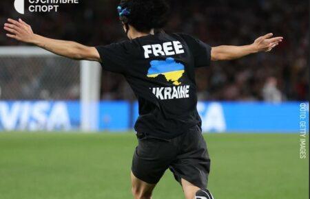 «Зупинити Путлера»: вболівальник вибіг на поле під час фіналу жіночого ЧС з футболу (ФОТО)