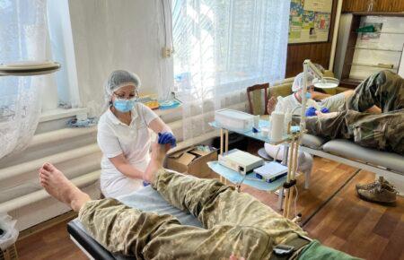 «Хлопці дали мені позивний «Єва»: історія подологині, яка їздить на передову рятувати стопи військових