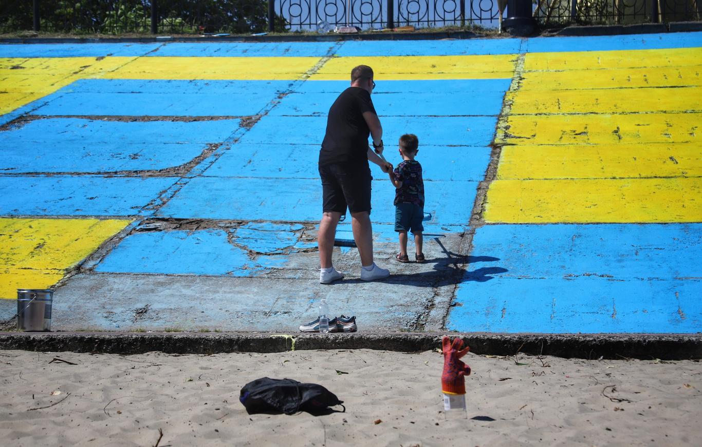 Активісти оновили кримськотатарський прапор на Оболонській набережній у Києві