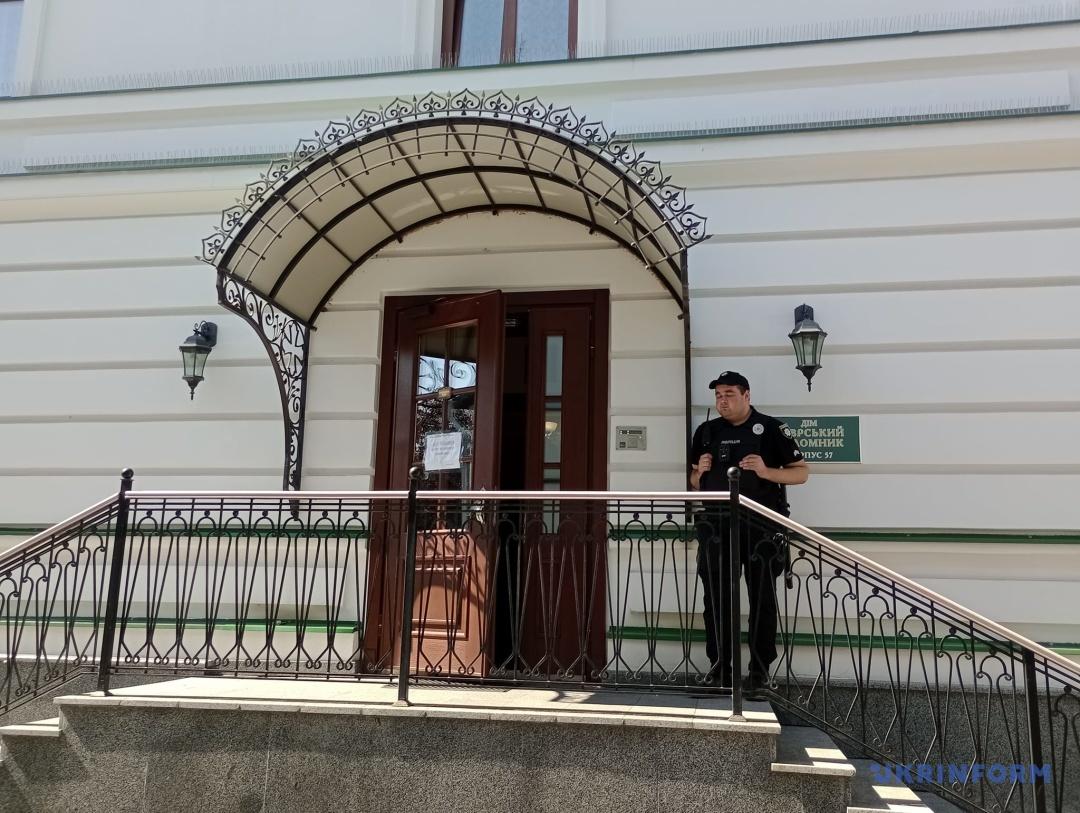 Поліція Києва заборонила вхід до Нижньої лаври