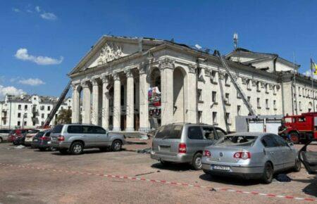 Фасад драмтеатру у Чернігові вцілів, але поки не зрозуміло, яка ситуація всередині — журналістка