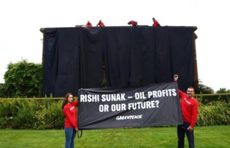 Активісти Greenpeace на знак протесту накрили дім премʼєра Британії чорною тканиною