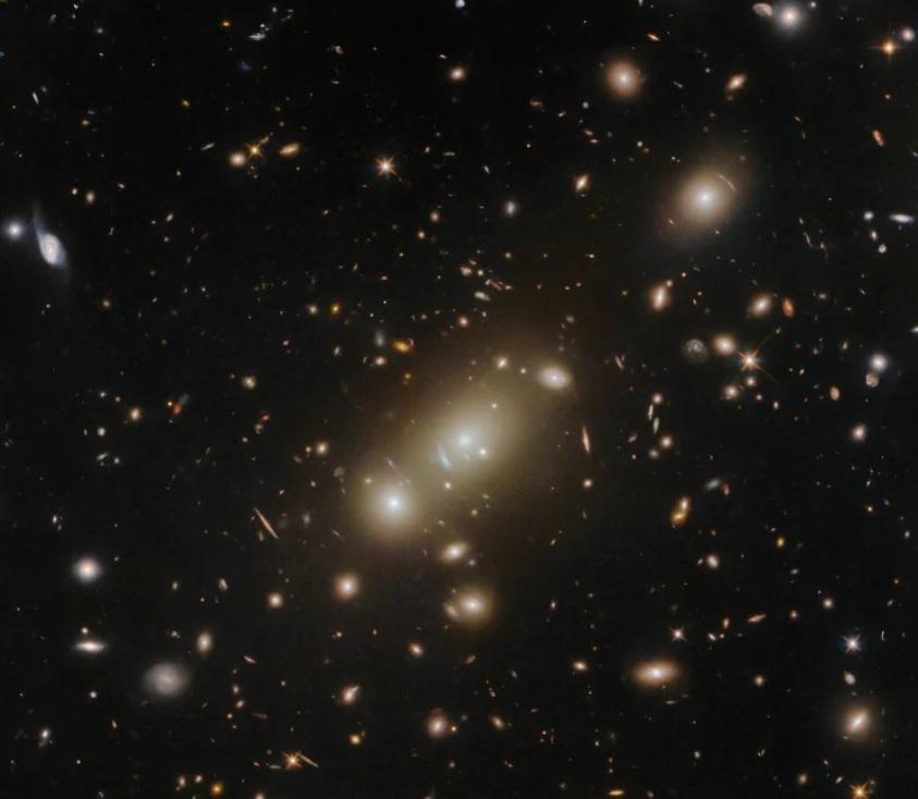 Телескоп Hubble показав скупчення галактик, де взаємодіють звичайна й «темна» матерії
