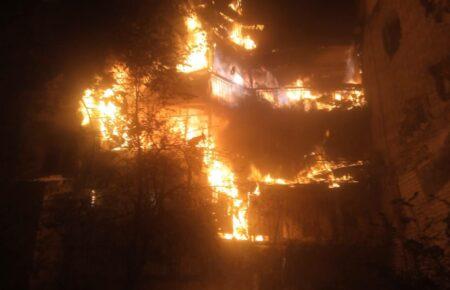 Удар по багатоповерхівці у центрі Херсона: є жертви, серед травмованих — рятувальники