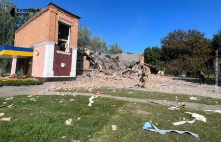 У школі в Ромнах сьогодні перебувало 19 людей: частина з них покинула приміщення перед влучанням дрона — журналістка