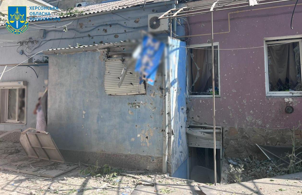 Російські окупанти обстріляли середмістя Херсона, серед поранених — дитина