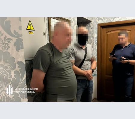 ДБР затримало посадовця Київської військової адміністрації, який за гроші допомагав чоловікам виїхати за кордон