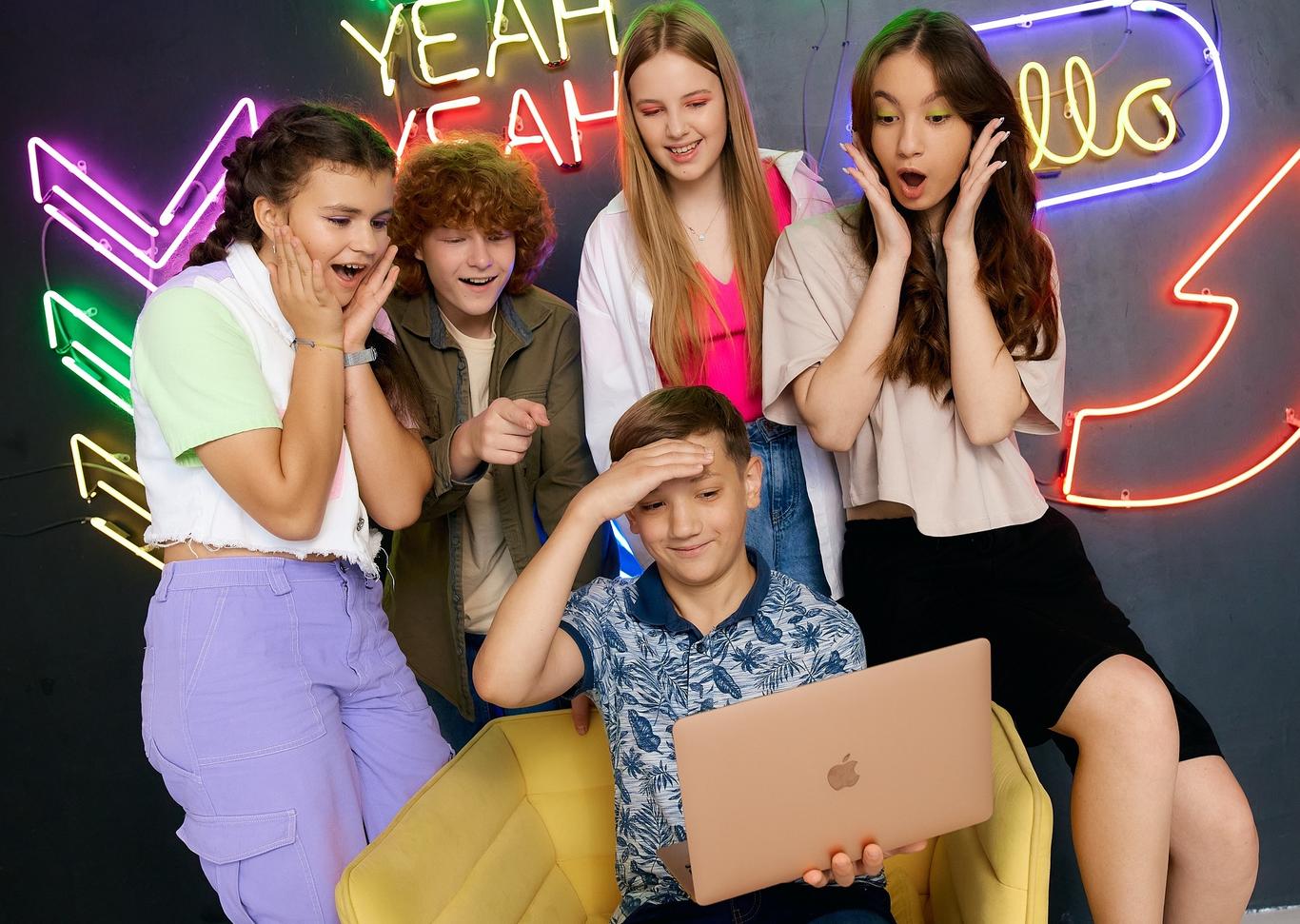 «Я можу впливати на процеси»: як вчаться у дистанційному ліцеї «Меридіан» з-за кордону і в Україні