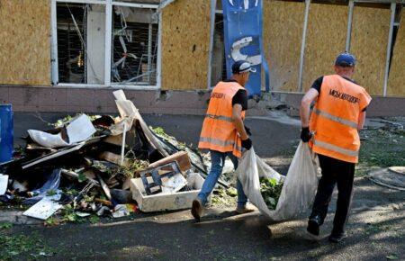 Вже понад рік комунальники у Нікополі працюють без вихідних, вони оперативно лагодять пошкодження — журналістка