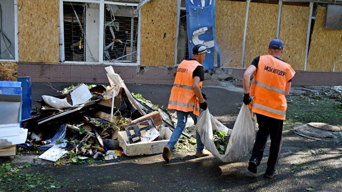 Вже понад рік комунальники у Нікополі працюють без вихідних, вони оперативно лагодять пошкодження — журналістка