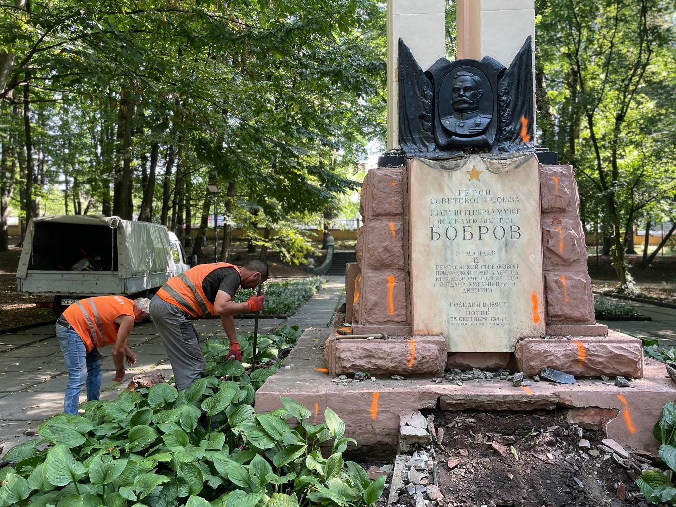 У Чернівцях поховання під радянським монументом виявилося порожнім