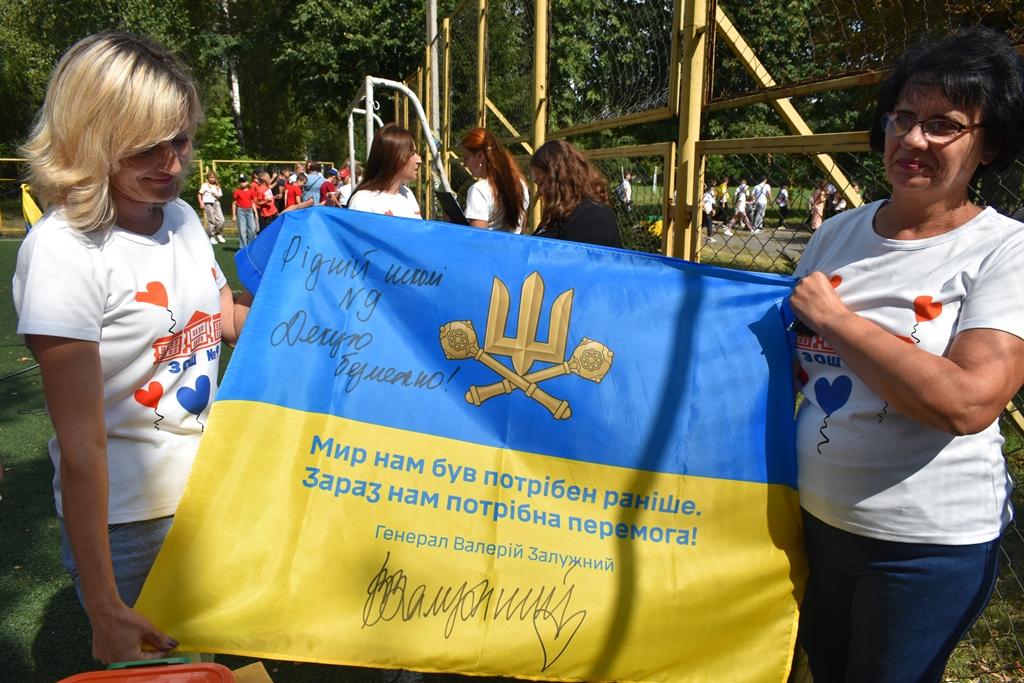 Залужний передав своїй рідній школі на Житомирщині прапор з власним підписом (ФОТО)