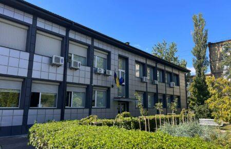 Овочерізки для столичних укриттів: чиновницю Дніпровської РДА відсторонили