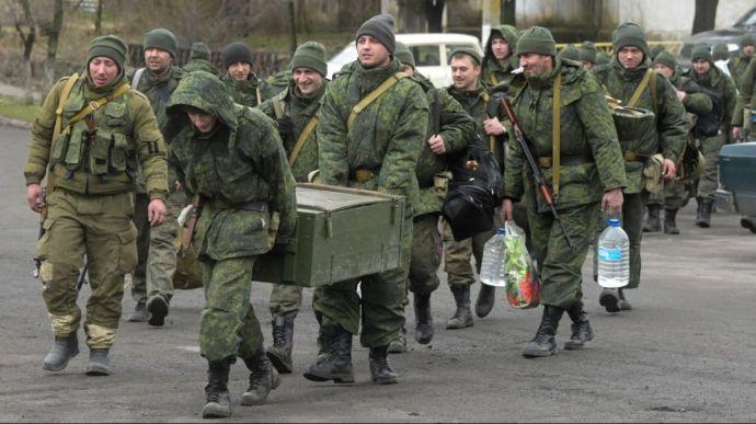 В окупований Лисичанськ на Луганщині завезли багато військових РФ