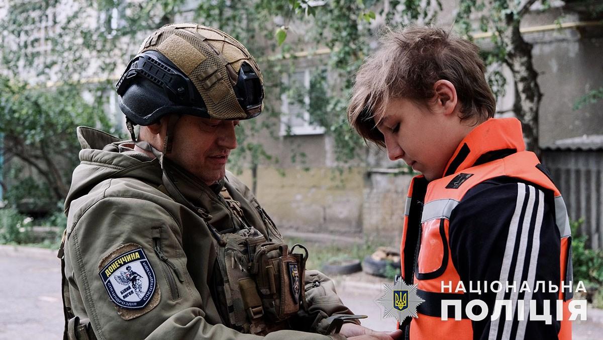 «Білі янголи» евакуювали з Північного на Донеччині трьох дітей і поранену жінку