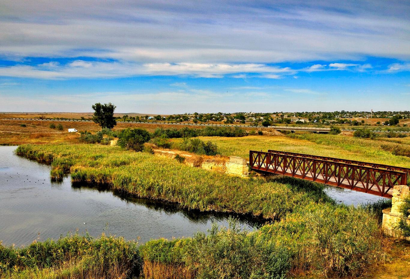 Російські окупанти скинули керовану авіабомбу на село на Херсонщині