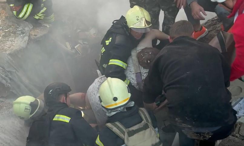 Рятувальники показали наслідки ракетного удару по Сумах (ВІДЕО)