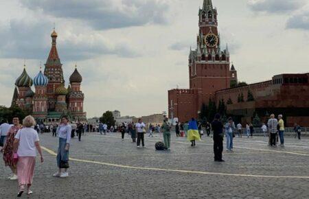 В центре Москвы задержали женщину, завернутую во флаг Украины (ФОТО)