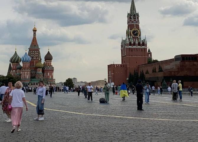 У центрі Москви затримали жінку, загорнуту в прапор України (ФОТО)