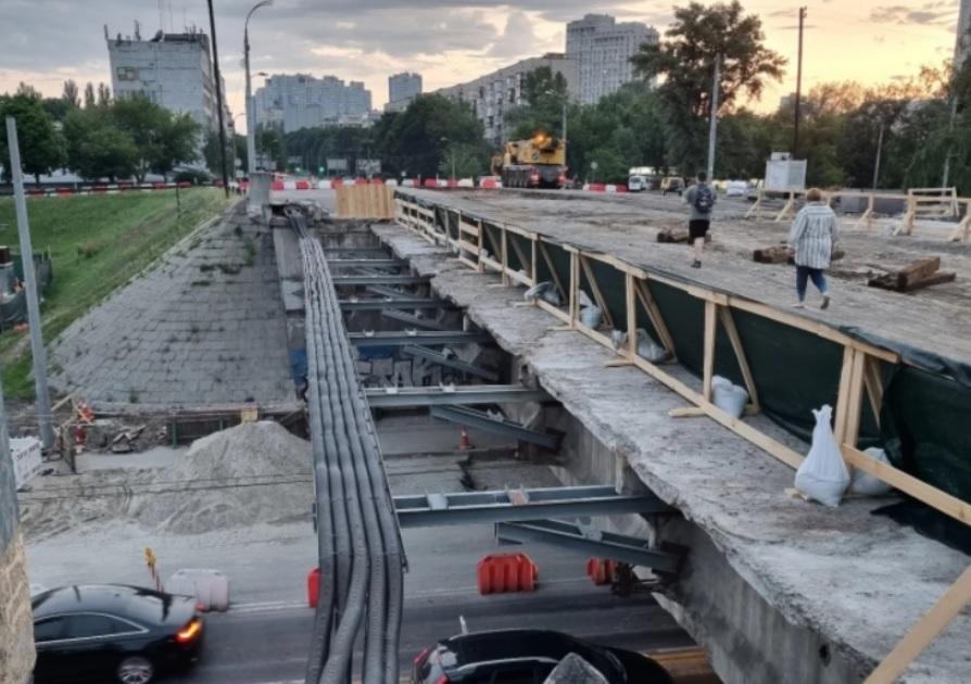 У Києві під час реконструкції обвалилися кілька прольотів Дегтярівського мосту