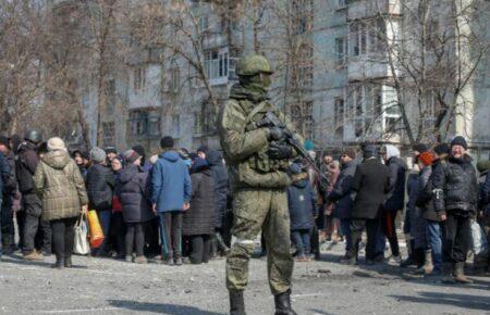 Під час фільтрації росіяни роздягали догола і приставляли пістолет до голови — мама цивільної заручниці з Маріуполя 