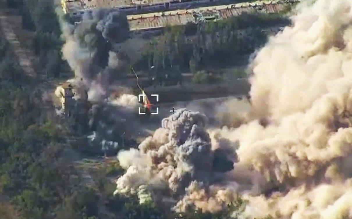 ЗСУ атакували склади російських окупантів у Доломітному на Донеччині (ВІДЕО)