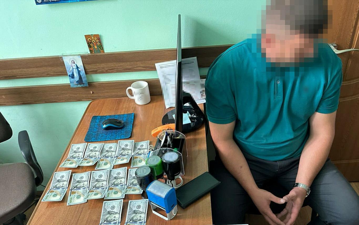 Голову ВЛК на Прикарпатті та заступника херсонського військкома затримала СБУ