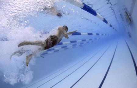 Міжнародна федерація плавання дозволила росіянам і білорусам виступати під нейтральним прапором